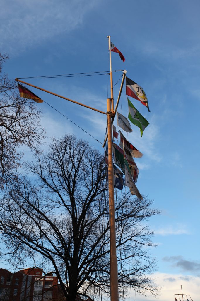 Flaggenmast an der Binnenschiff - Tankstelle