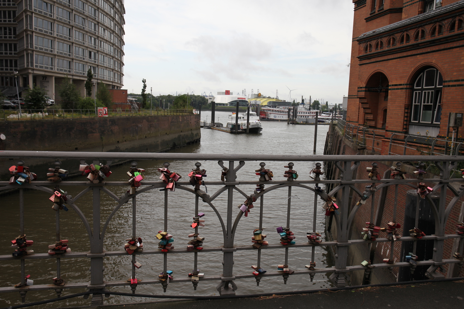 Wilhelminenbrücke am Sandtorkai