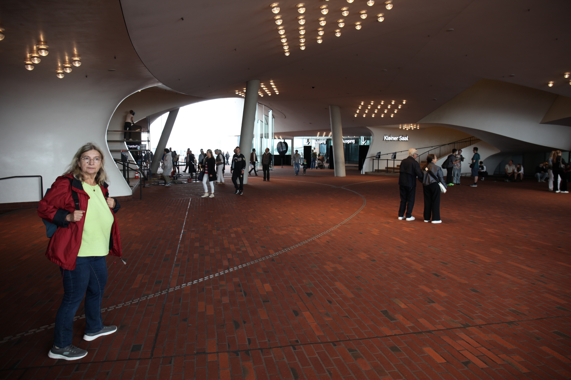 In der Plaza der Elbphilharmonie