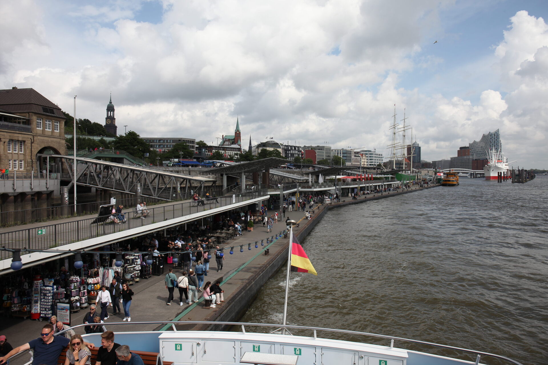 Blick von den Landungsbrücken auf die Elbphilharmonie