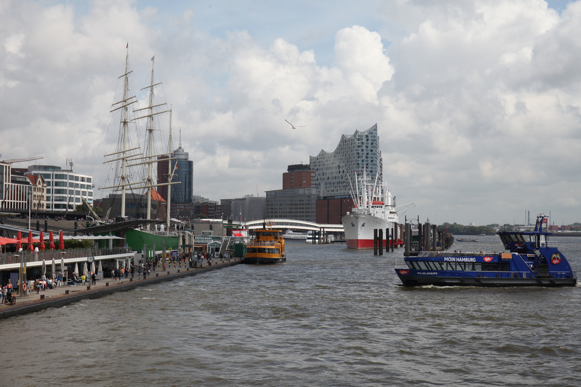 Blick von den Landungsbrücken auf die Elbphilharmonie