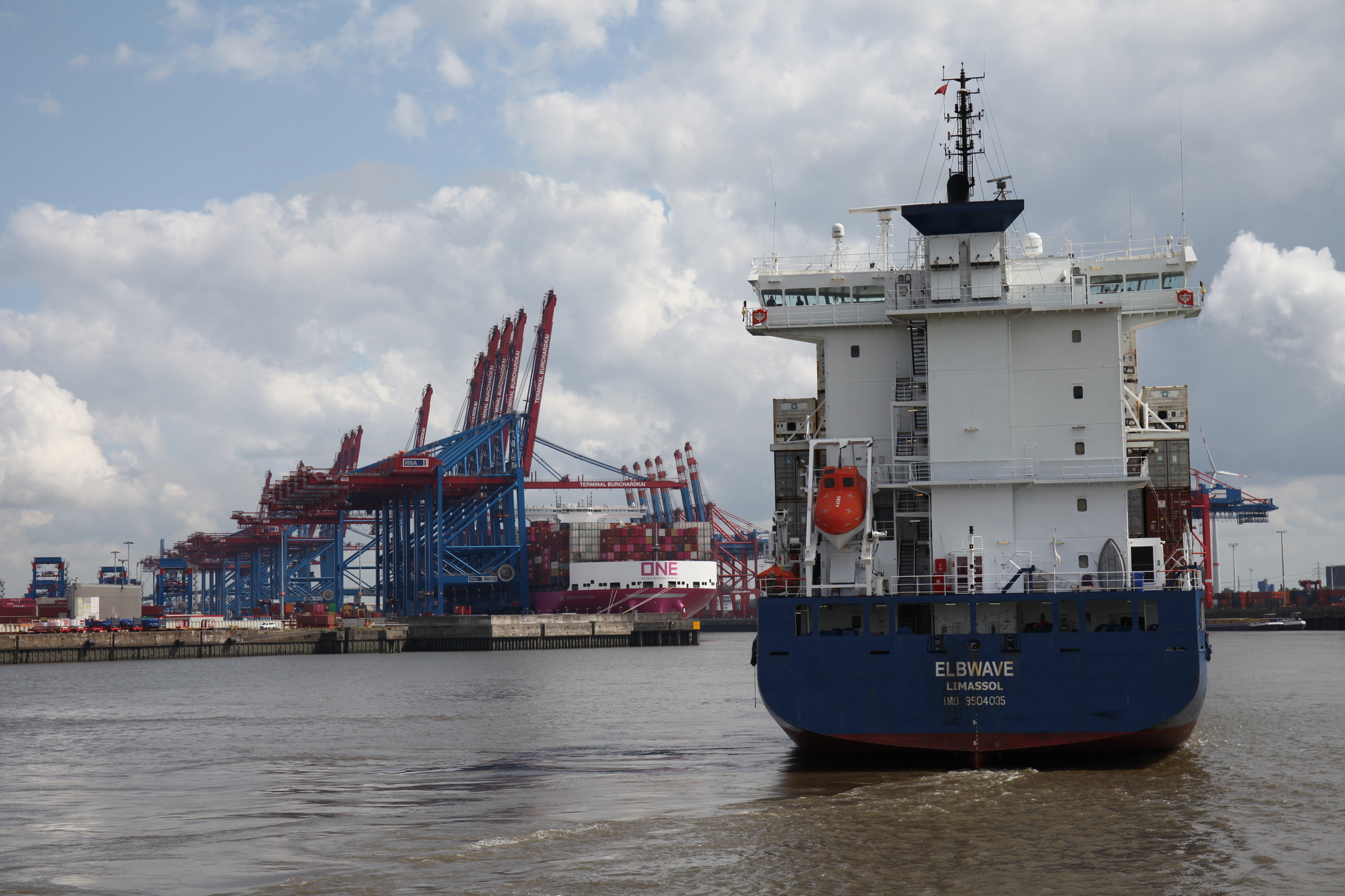 Containerfrachter im Hamburger Haften