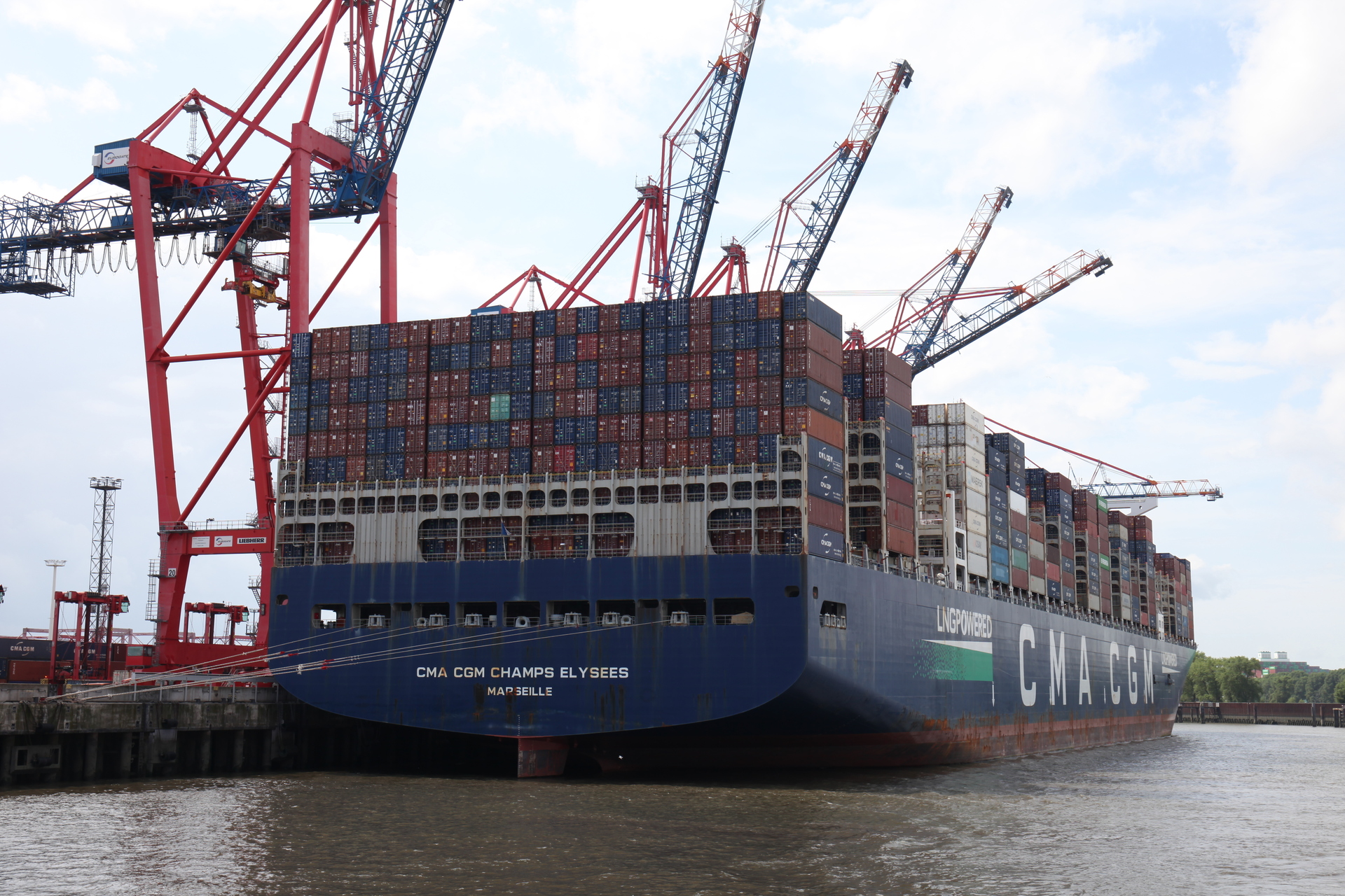 Containerfrachter im Hamburger Haften