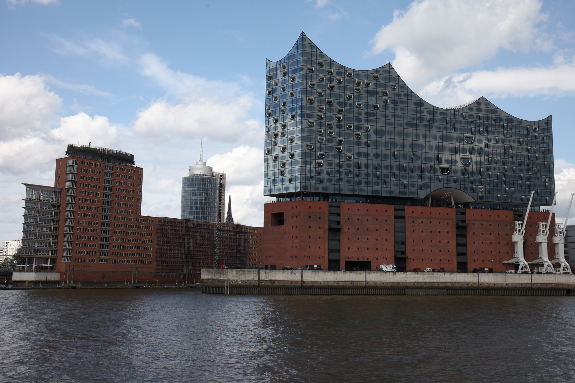 Sandtorhafen mit Elbphilharmonie