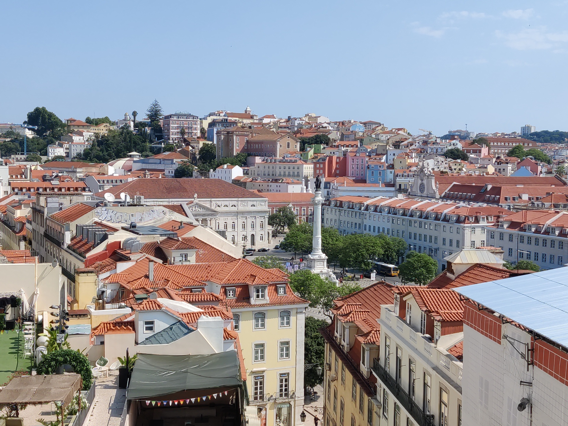 Blick vom Quartel do Carmo über den Rossio auf die Stadt